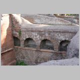 0068 ostia - necropoli della via ostiense (porta romana necropolis) - b12 - colombari gemelli - re - gesehen von der via dei sepolcri.jpg